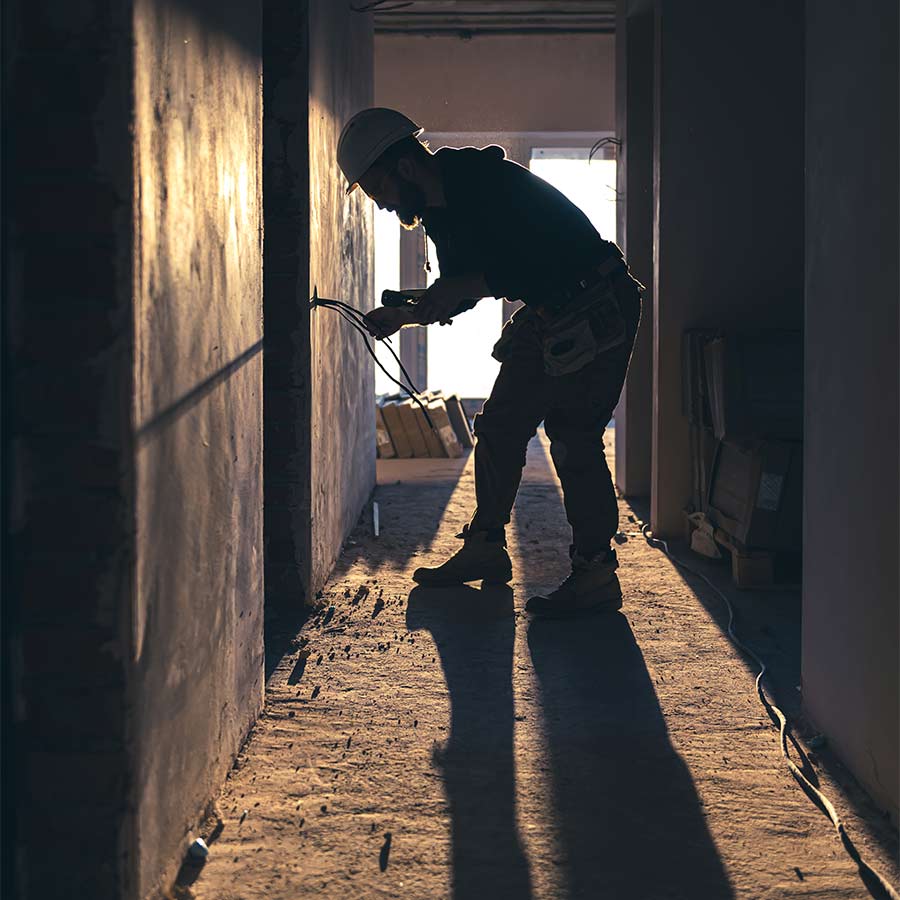 Electricista trabajando