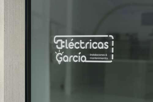 Vitrina de tienda con logo de Eléctricas García