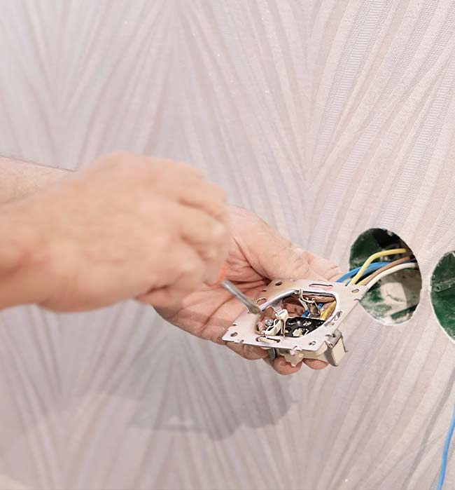 Electricista reparando un enchufe