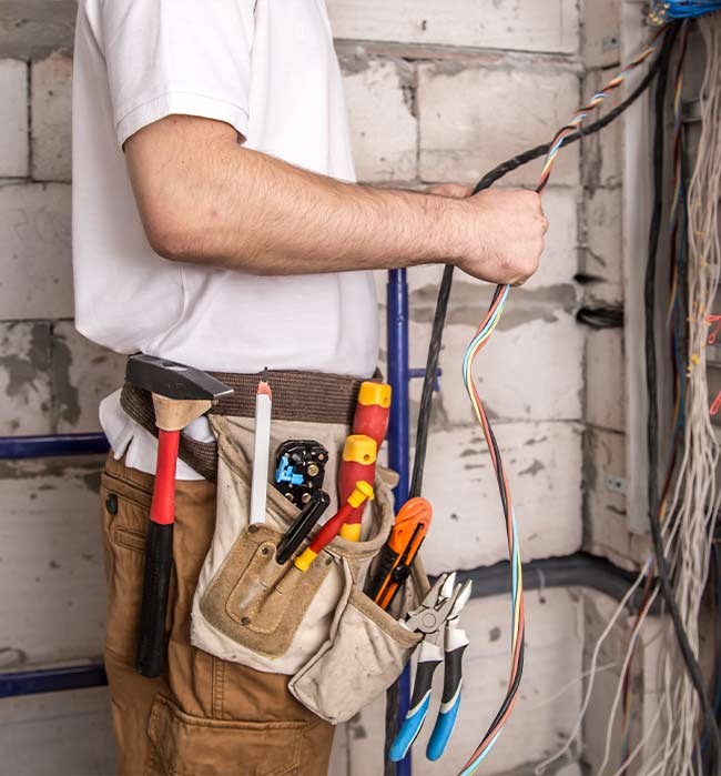 Electricista reparando cableado